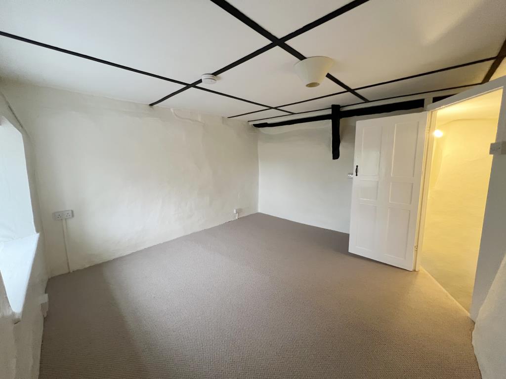 Lot: 96 - CHARACTER COTTAGE IN VILLAGE LOCATION - General view of the bedroom